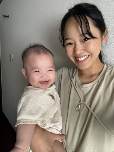 室内で赤ちゃんを抱っこするシッター
