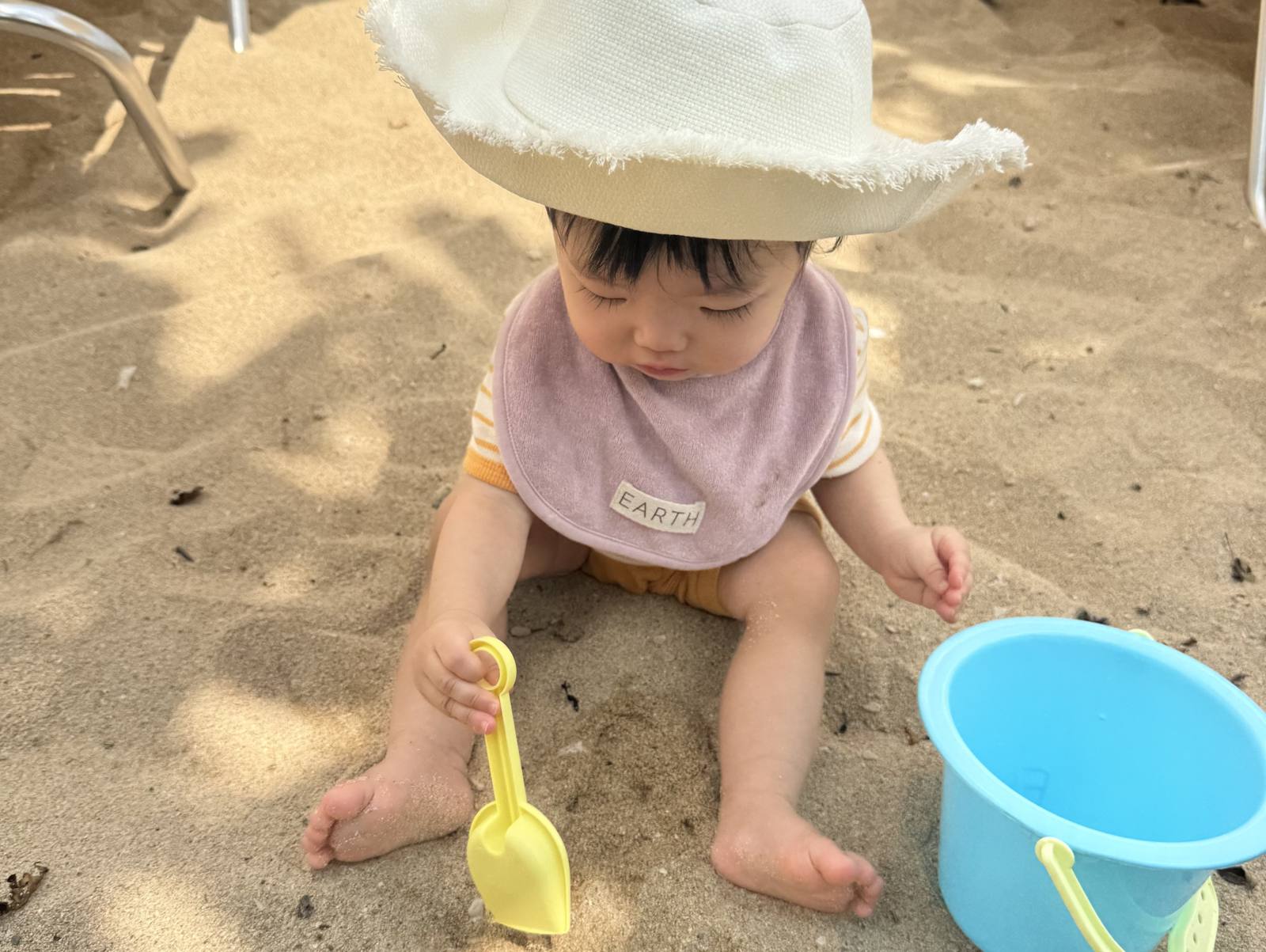 石垣島のビーチで砂遊びをする赤ちゃん
